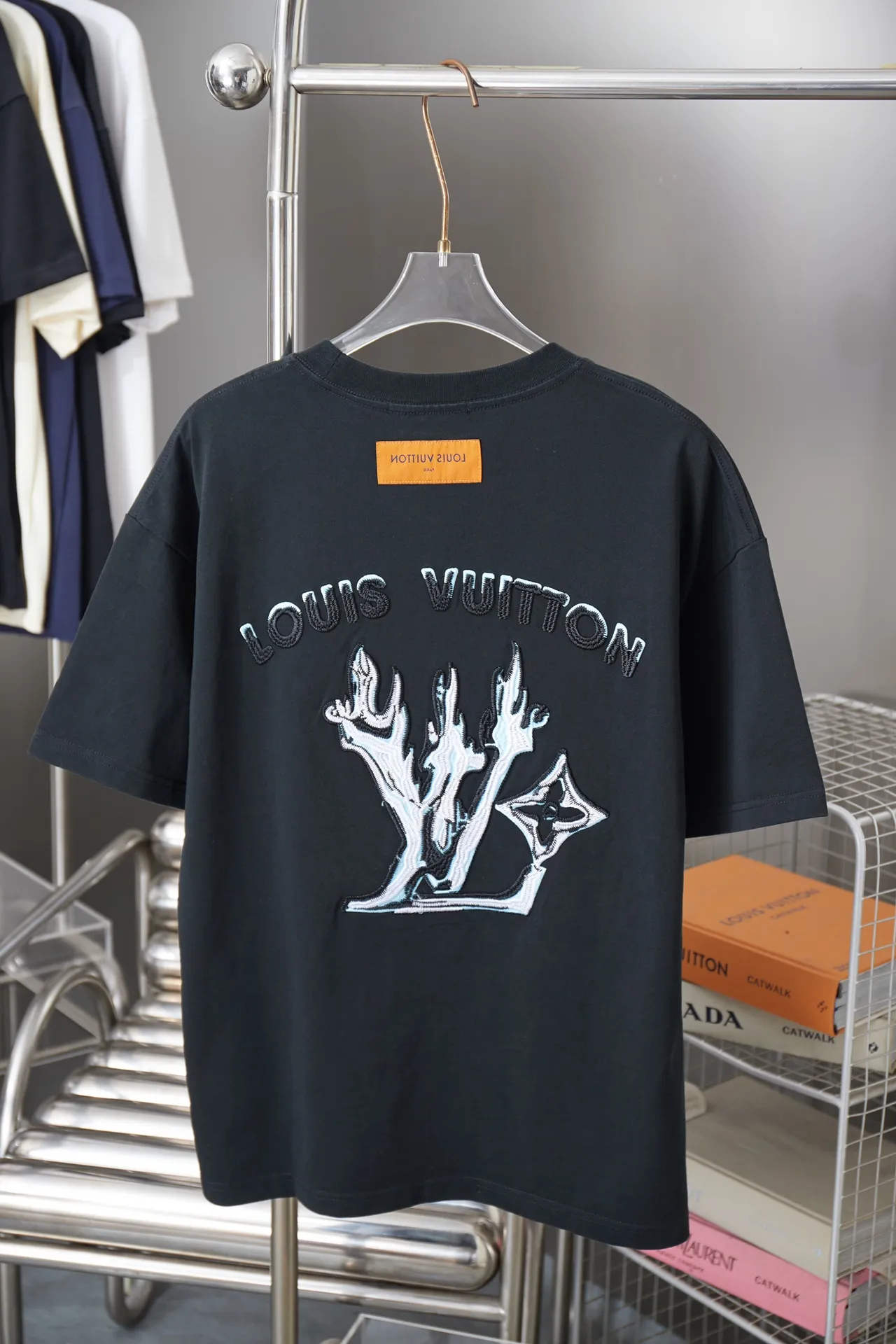 🅿️200 1V 25SS early spring new style short sleeves with embroidered letters, light luxury, a must-have item for daily commuting for men and women, correct version, welcome to compare, detailed features · 320g 100% pure cotton double yarn jersey fabric · Special thickened 32 pieces of double yarn 1X1 thread in the same vat · Imported Tajima machine hollow show embroidered flame Lv graphic letters. Ready-made clothes are washed to make the embroidery soft. · Double-needle sewing and cross-seam technology · Original main mark, washed tag, brand moisture-proof paper packaging Color: black/white Size: S/M/L/XL
